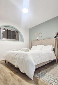 Una cama o camas en una habitación de בית בלב הגולן 15 fotos más