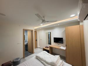 TV a/nebo společenská místnost v ubytování Hotel Kavita Inn