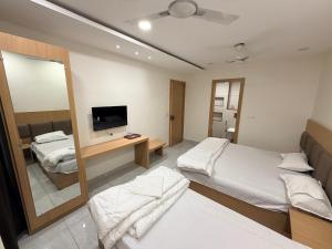 Postel nebo postele na pokoji v ubytování Hotel Kavita Inn