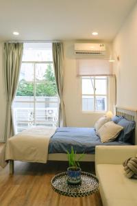 una camera da letto con un letto e una finestra di The Dates Villa ad Ho Chi Minh