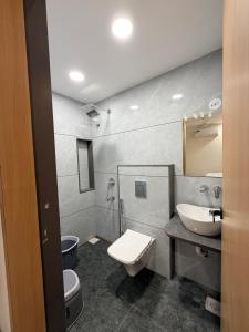 Koupelna v ubytování Hotel Kavita Inn + 24 fotografií