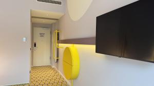 Una televisión o centro de entretenimiento en Prize by Radisson, Osnabruck