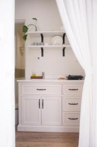 una cucina bianca con lavandino e scaffali di The Dates Villa ad Ho Chi Minh Altre 93 foto