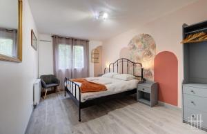 Un dormitorio con una cama y una silla dentro. en Appartement hyper centre - Parking - 2v, en Tours