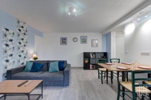 una sala de estar con un sofá y una mesa en Appartement hyper centre - Parking - 2v, en Tours