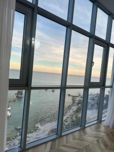 アクタウにあるBoutique Hotel "White HiLL"の窓から海の景色を望めます。