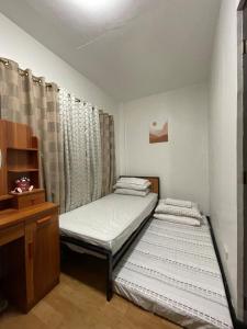 Habitación pequeña con 2 camas individuales y ventana en Breezynest in Island Front -by Darysen, en Alaminos 43 fotos más