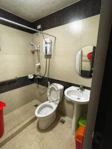 Un baño pequeño con inodoro y lavabo. en Breezynest in Island Front -by Darysen, en Alaminos