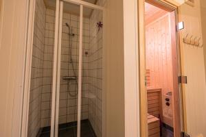 a shower with a glass door in a bathroom at Lemonsjø Fjellstue og Hyttegrend in Randsverk +76 photos