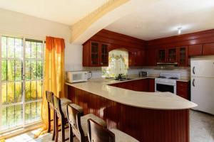 Kuchyň nebo kuchyňský kout v ubytování The Three Sisters Villa