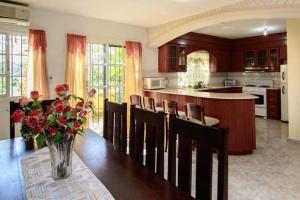 Η κουζίνα ή μικρή κουζίνα στο The Three Sisters Villa