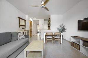 ein Wohnzimmer mit Sofa und Tisch in der Unterkunft Oliva y Limón - Acogedor Apartamento en Pedraza in Pedraza