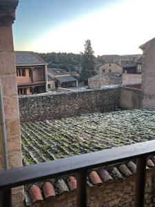 ein Blick auf eine Stadt vom Dach eines Gebäudes in der Unterkunft Oliva y Limón - Acogedor Apartamento en Pedraza in Pedraza