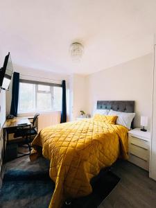 1 dormitorio con 1 cama con edredón amarillo en Haven House in Northampton, en Great Billing