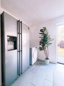 cocina con nevera y maceta en Haven House in Northampton, en Great Billing