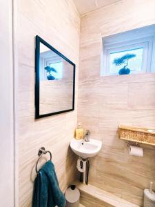 un baño con lavabo y espejo en Haven House in Northampton, en Great Billing