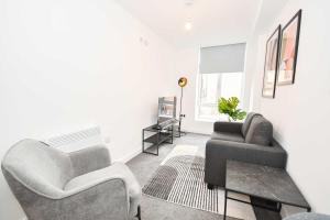 a living room with two chairs and a table at Modern & Bright 1BED Flat in Central Sheffield in Midland