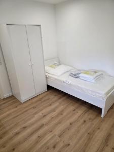 a small room with a bed and a closet at Monteurzimmer im Zentrum von Kaiserslautern in Kaiserslautern