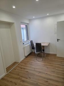 an empty room with a desk and two chairs at Monteurzimmer im Zentrum von Kaiserslautern in Kaiserslautern