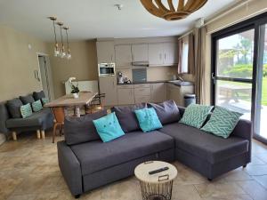 ein Wohnzimmer mit Sofa und Tisch in der Unterkunft B&B 't Goedhof in Maaseik