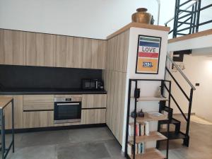 Η κουζίνα ή μικρή κουζίνα στο Grand loft rénové - Coeur du village médiéval - EQ +12 φωτογραφίες