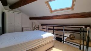 Ένα ή περισσότερα κρεβάτια σε δωμάτιο στο Grand loft rénové - Coeur du village médiéval - EQ