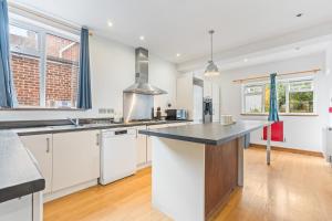 Kuchyň nebo kuchyňský kout v ubytování Large 5-Bed Home for Contractors in Headington