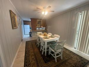 Φωτογραφία από το άλμπουμ του Cozy Valdosta Home Perfect for short Term Rentals σε Valdosta