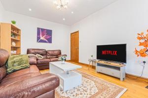 TV a/nebo společenská místnost v ubytování Large 5-Bed Home for Contractors in Headington