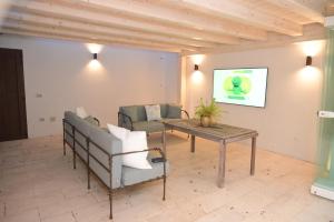 TV a/nebo společenská místnost v ubytování La casa dei tramonti