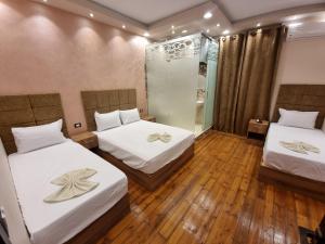 Ένα ή περισσότερα κρεβάτια σε δωμάτιο στο Cairǒ-Plazǎ UP Hotel