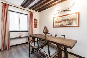 a dining room with a table and chairs and a window at La Casa Di Fiore in Genova