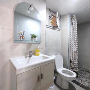 joli studio avec terasse au coeur harhoura في تمارة: حمام مع حوض ومرحاض ومرآة