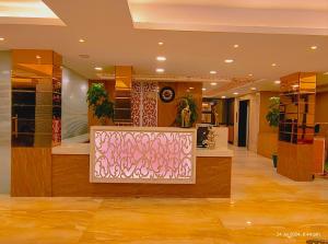 Ο χώρος του λόμπι ή της ρεσεψιόν στο Hotel Abhinandan