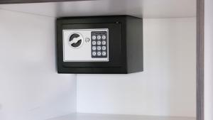 een zwart-witte magnetron bevestigd aan een muur bij Pinto City Motel East London in East London +28 foto's