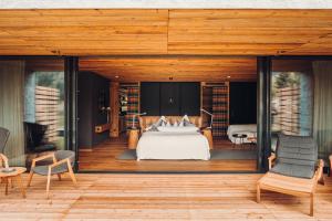 1 dormitorio con 1 cama en una terraza de madera en Jungbrunn Der Gutzeitort, en Tannheim 68 fotos más