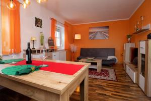 una sala de estar con una mesa con copas de vino. en Gemütliche Wohnung in der Nähe von Gmunden, en Ohlsdorf