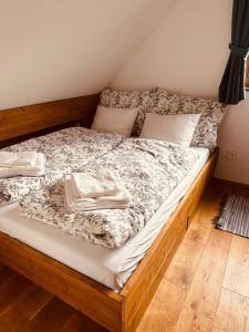 een slaapkamer met een bed met een houten frame bij Olešnická Chaloupka in Olešnice v Orlických horách