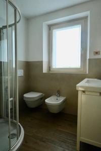 维罗纳Ca' Marì Torricelle Bed&Breakfast的带水槽、马桶和窗户的浴室 更多27张照片