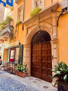a building with a large wooden door on a street at La Pepita - nel cuore del centro in Turin +18 photos