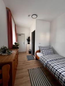FluornにあるHotel Hirschのベッドルーム1室(ベッド2台、ドレッサー付)
