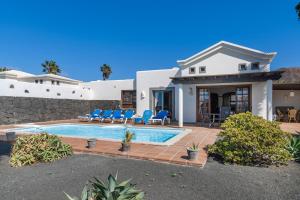 a villa with a swimming pool and a house at Villa Tania in Playa Blanca