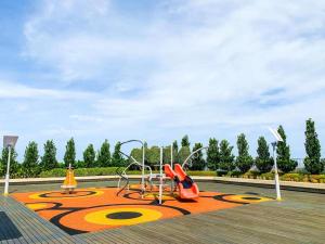 ein Spielplatz mit drei Spielgeräten auf einem Teppich in der Unterkunft Sutera Avenue by AEM RESIDENCES in Kota Kinabalu