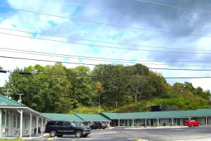 a black truck parked in front of a building at Holiday Motel by Belvilla Cleveland, TN in Cleveland