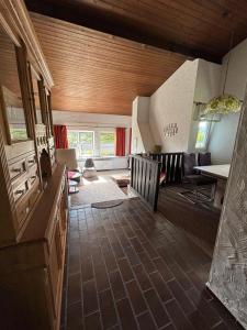 ein Zimmer mit einem Wohnzimmer und einem Esszimmer in der Unterkunft Haus am See in Biersdorf