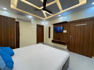 Una televisión o centro de entretenimiento en Hotel Vrindavan View 16 fotos más