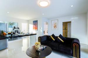 Η κουζίνα ή μικρή κουζίνα στο NEW! 3-Bedroom Pool Villa Overlooking Chalong Bay-Nariya V9