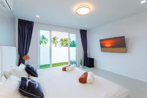 Ένα ή περισσότερα κρεβάτια σε δωμάτιο στο NEW! 3-Bedroom Pool Villa Overlooking Chalong Bay-Nariya V9 +21 φωτογραφίες