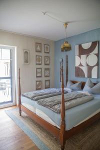 a bedroom with a large bed in a room at Alte Flachsfarm in Cottbus