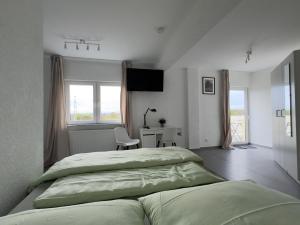 a bedroom with a bed and a desk in it at Modernes Serviced Apartment Groß-Zimmern - Parkplatz in Groß-Zimmern